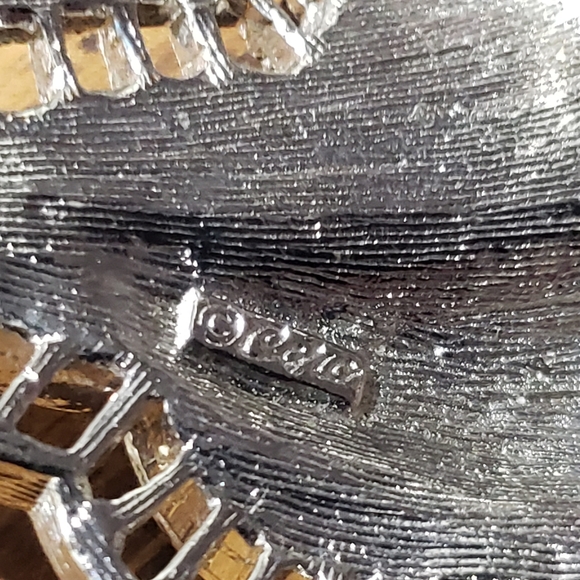 Vintage Coro Silvertone Angel Wings Brushed Metal and Filigree Border Pendant - Picture 5 of 6